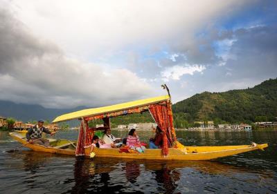 Shikara ride in Dal Lake
