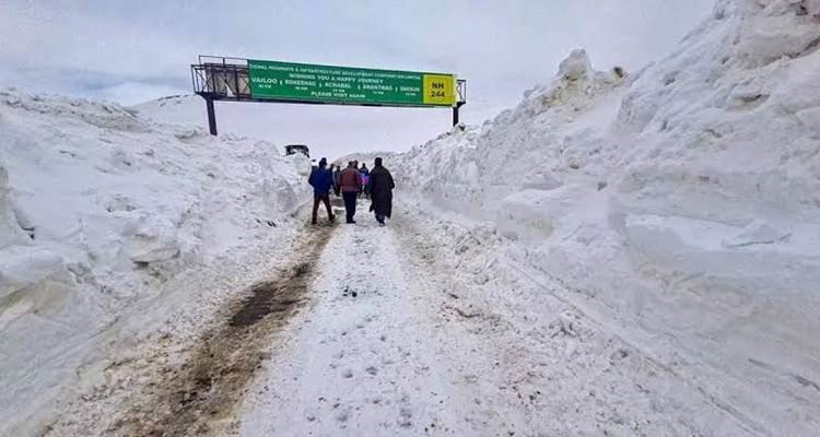 a view of Sinthan Top Kashmir